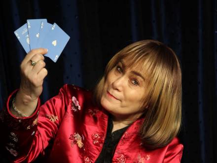 A Female Magician - Now That's Different! (photo 0)