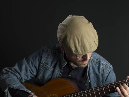 Mediterranean Singing Guitarist (photo 89)