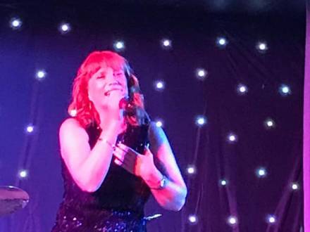 Sandy Smith - Professional Vocalist (photo 2)