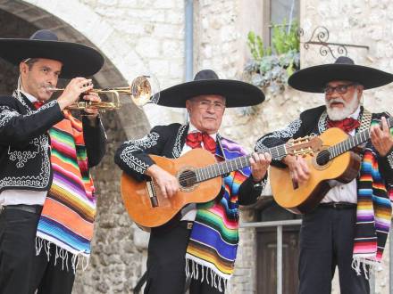 Live Music Band (photo 1)