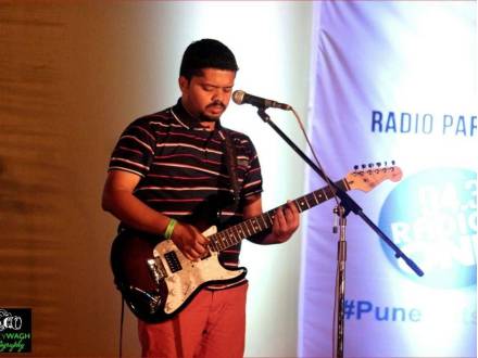 Live singer guitarist (photo 1)