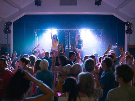Kiss The Teacher ABBA tribute band (photo 2)