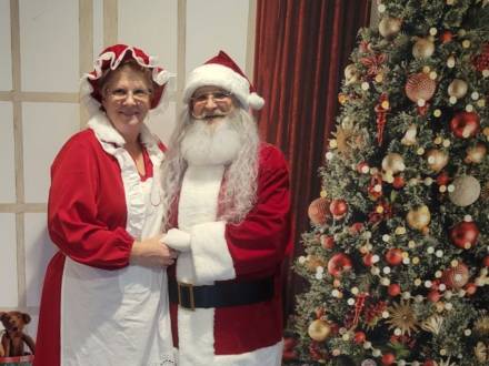 Santa and Mrs Claus (photo 4)
