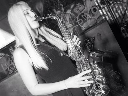Laura Sutherland Saxophonist (photo 7)