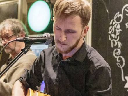 Damien Performs All Your Favourite Songs (photo 1)