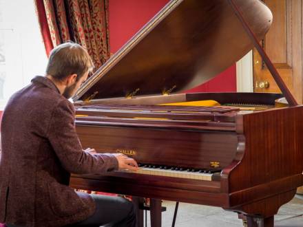 Cam Gow - Pianist (photo 15)