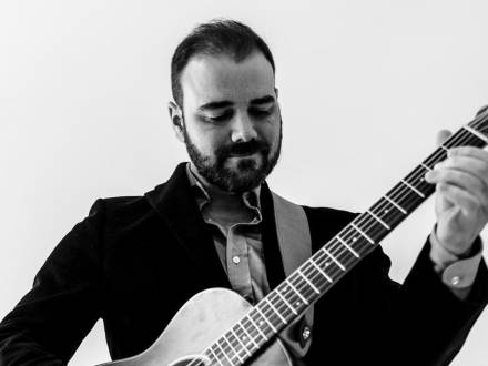 Adam McCue - Guitarist & Vocalist (photo 0)