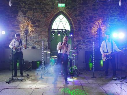 Hot Ticket Party Band (photo 1)