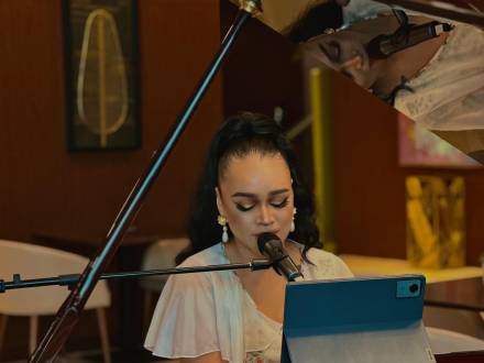 Chanelle On Piano (photo 7)