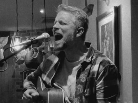 Pete CM solo singing guitarist (photo 1)