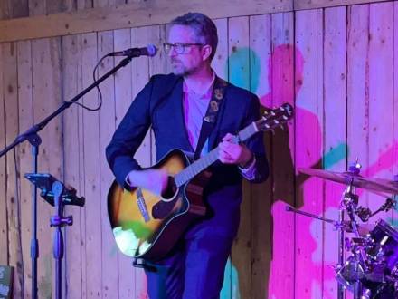 Pete CM solo singing guitarist (photo 2)