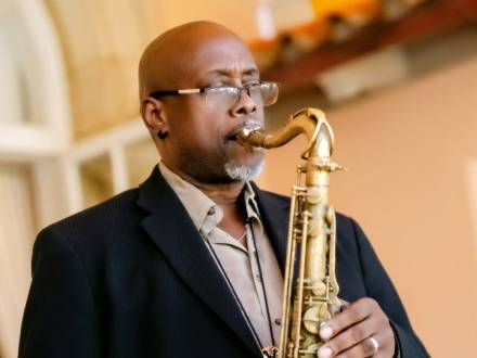 Singing Sax player (photo 9)