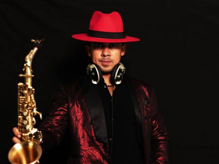 DJ and Saxophonist (photo 0)