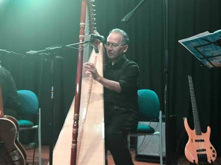 Ramiro Uribe: Harp and Vocals (photo 1)