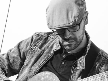 Mediterranean Singing Guitarist (photo 44)