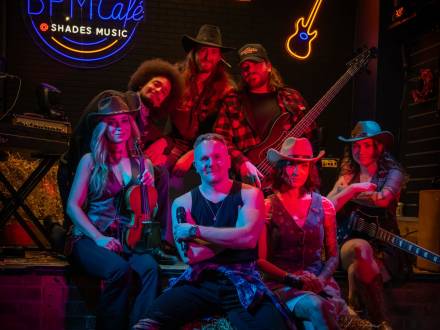 Whiskey & Shades Country Band (photo 0)